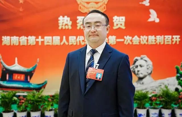 張家界市桑植縣委副書記、縣長梁高武：“喊”回10萬老鄉(xiāng)，和大家一塊過年